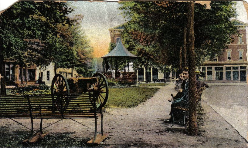 Cannon & bandstand in Square -don./D. Rathfon