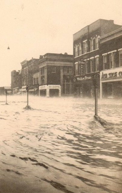 Looking down Main St (Ash Shoe Co) -don/D. La Plant