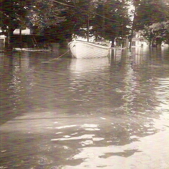 Flooded neighborhood in Foster Brook (?) -don/C. Humphrey