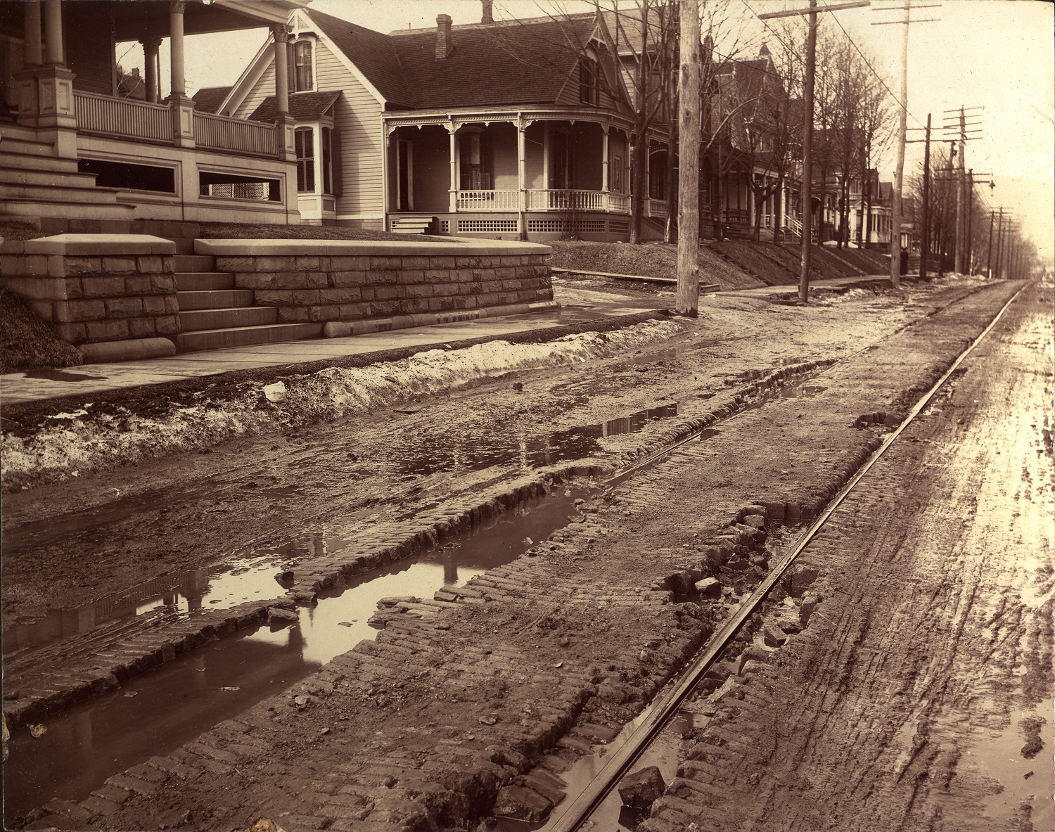 Congress St at corner of Thompson Ave