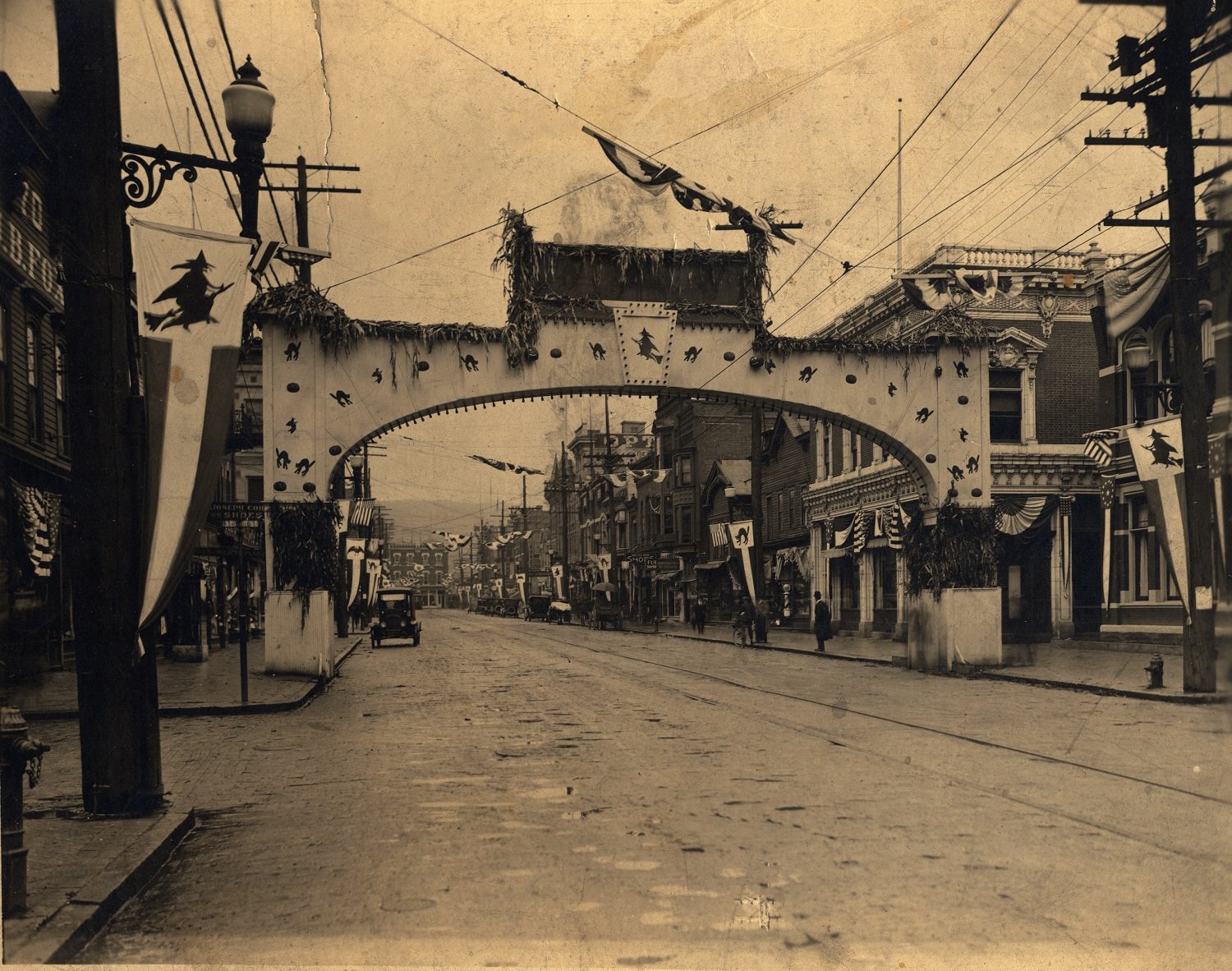 Arch over Main St - 1919